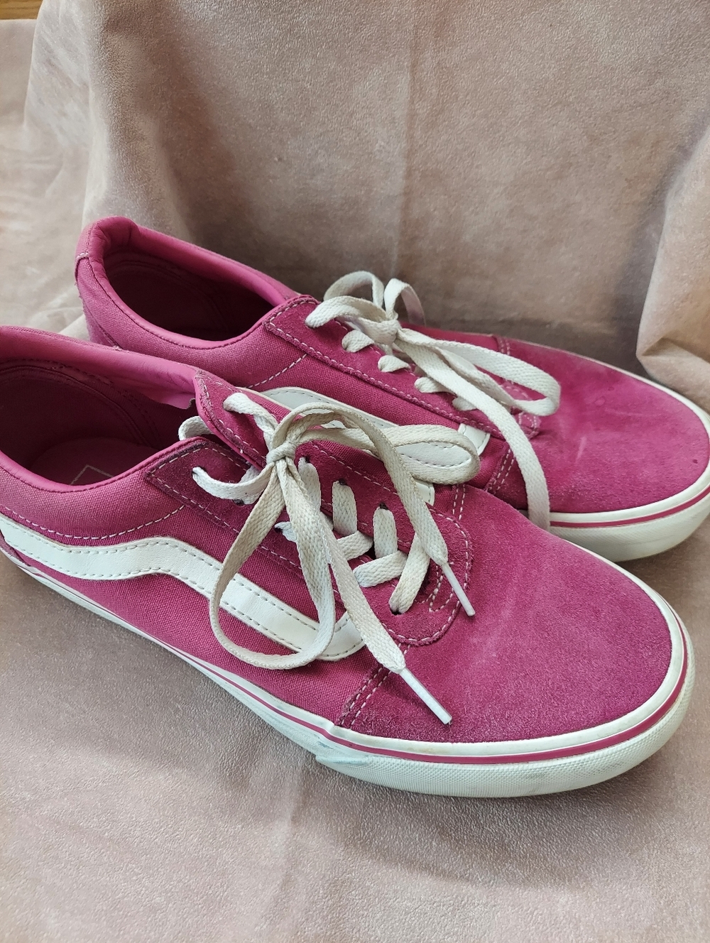 Vans Women's Magenta/Fuchsia Suede Low-Top Skate Sneakers  White Stripe Sz 8.5